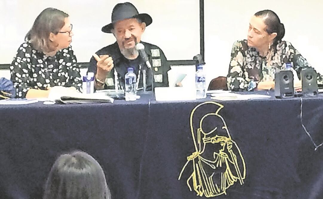 El autor Manuel Rui, entre la doctora Alma Miranda y la académica Fátima Abreu. Foto: CORTESÍA