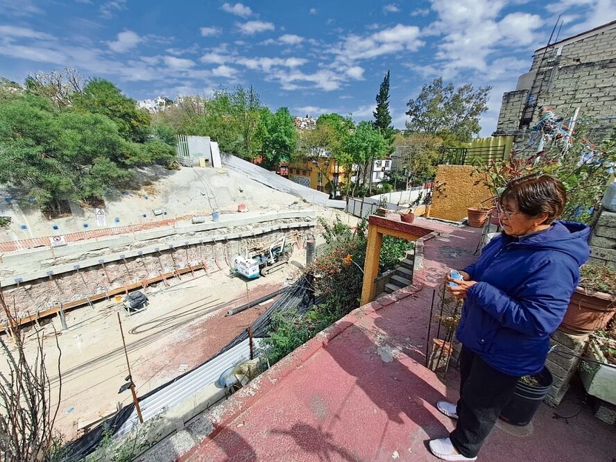 Vecinos mantienen bloqueados desde hace dos meses los accesos de las obras del Tren Interurbano sobre la calle Río de Tacubaya,
pues denuncian que sus casas han sufrido daños por las excavaciones; Obras dice que mantiene diálogo con los inconformes. Foto: Juan Carlos Williams | El Universal