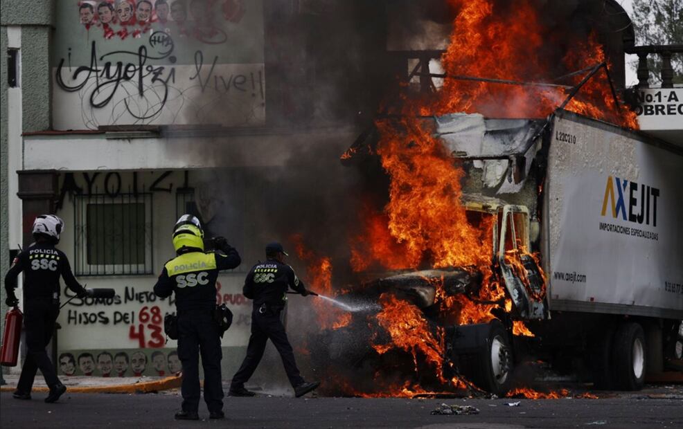 Normalistas de Ayotzinapa derribaron la puerta del Campo Militar Número Uno, con un camión que posteriormente incendiaron, en el marco al onceavo aniversario de la desaparición de los 43 estudiantes, en la Ciudad de México, el 25 de septiembre de 2025. Foto: Diego Simón Sánchez/EL UNIVERSAL