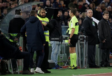 Árbitro utiliza el VAR en el Roma-Lazio