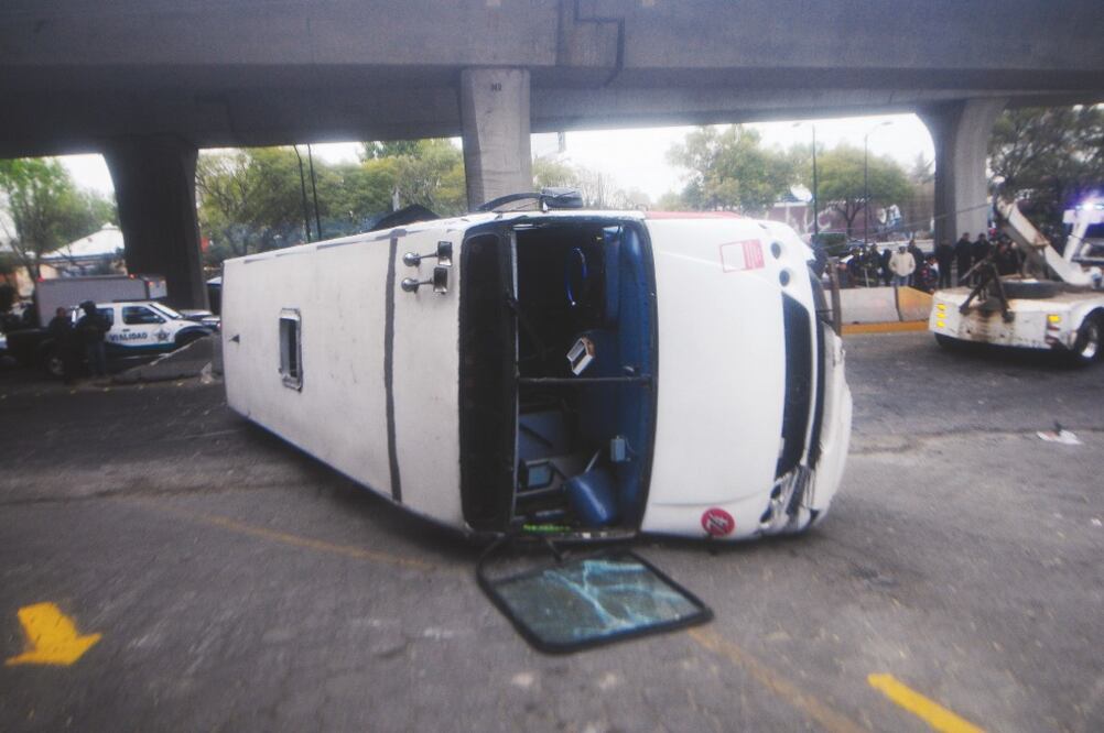 De acuerdo con los reportes, el accidente ocurrió cuando el autobús se impactó contra una aguja de incorporación (HUGO GARCÍA. EL UNIVERSAL)
