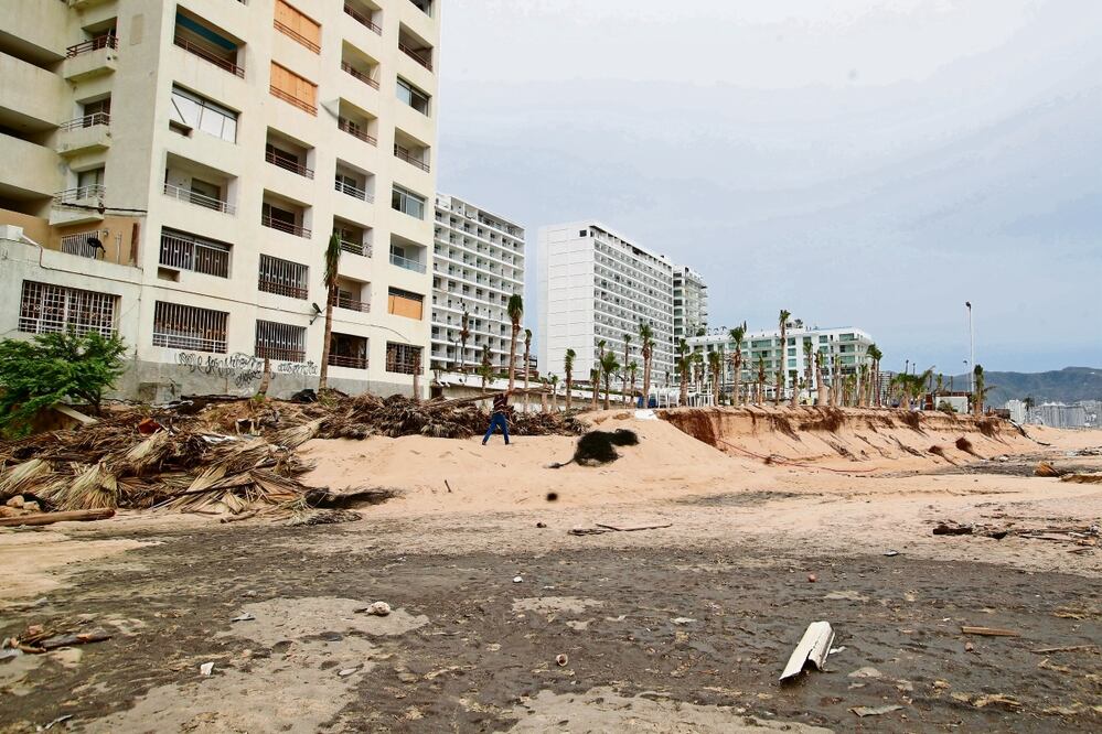 El paso de Otis dejó, incluso, vehículos particulares varados en las playas a causa de la velocidad de los vientos.