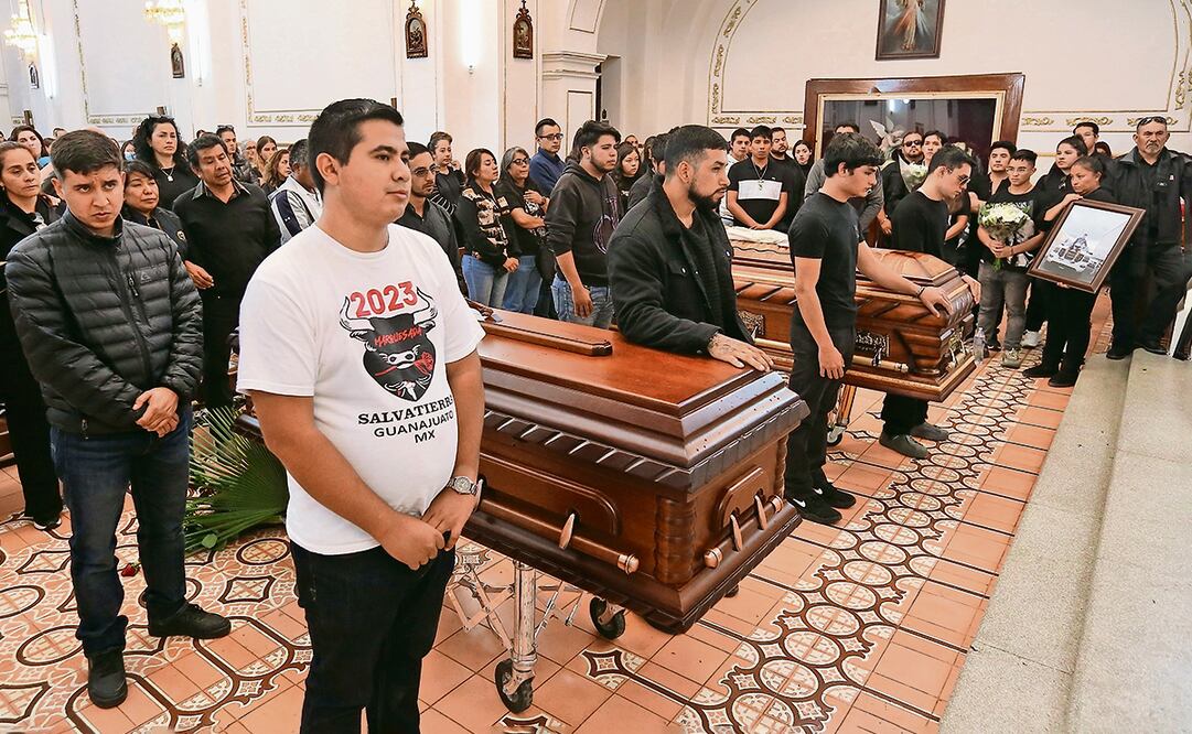 En la misa de cuerpo presente de Galileo y David hubo tristeza y coraje. Familiares y amigos de los jóvenes asesinados en una posada en Salvatierra exigieron justicia. Foto: Berenice Fregoso | El universal