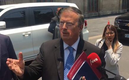 “Ya desahogaste tu sueldo, ya déjanos hablar"; Ebrard responde a sujeto que lo increpa fuera de Palacio Nacional