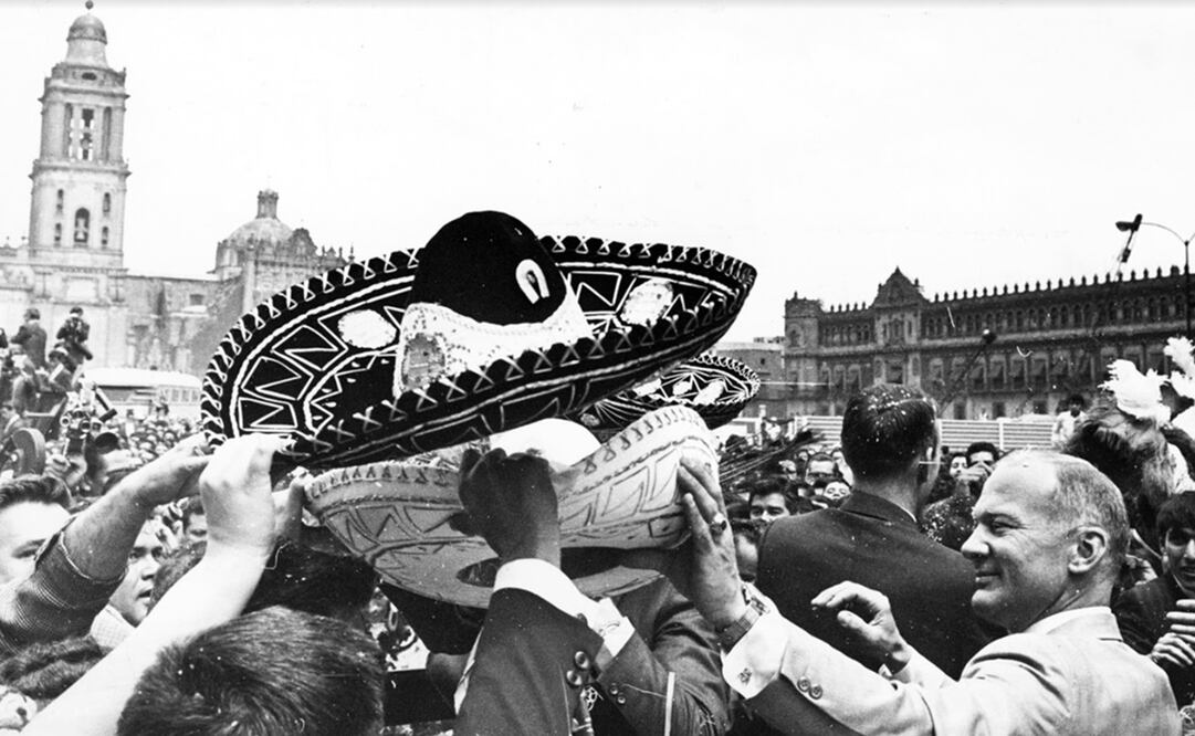 En la imagen, Buzz Aldrin recibe uno de los sombreros de charro que les regalaron los ciudadanos, durante su paso por el Zócalo capitalino. Foto: Archivo El Universal