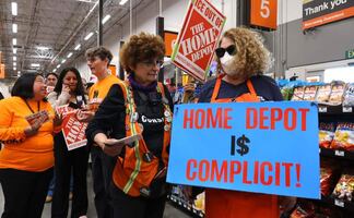 Compran, devuelven y hacen largas filas: la inusual protesta en EU en contra de comercios que permiten a agentes del ICE