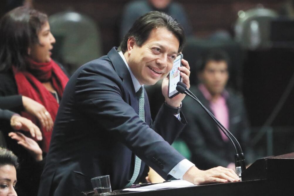 Mario Delgado, coordinador de los diputados de Morena, puso al micrófono de San Lázaro su celular con una canción de Paquita la del Barrio (ARIEL OJEDA. EL UNIVERSAL)