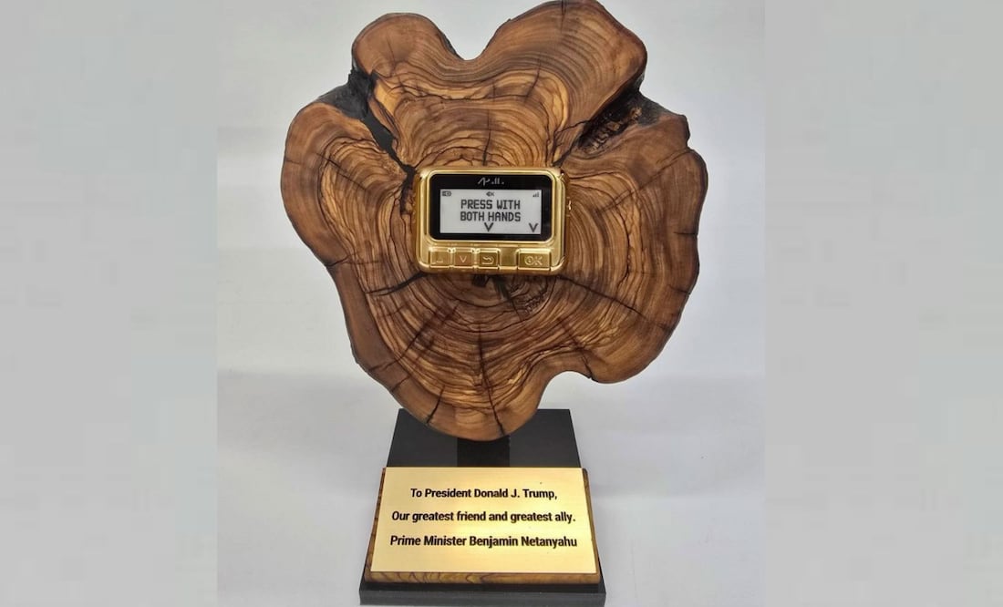 El primer ministro israelí, Benjamín Netanyahu, le regaló al presidente estadounidense, Donald Trump, un beeper dorado como los que Israel hizo estallar en Líbano a mediados de septiembre, hiriendo a miles de milicianos del grupo chiita Hezbolá, pero también a civiles, incluidos al menos dos menores que perdieron la vida. Foto: EFE