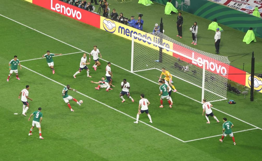 Julián Quiñones da el primer gol durante el primer tiempo del partido entre México e Inglaterra.
Foto: Valente Rosas / EL UNIVERSAL