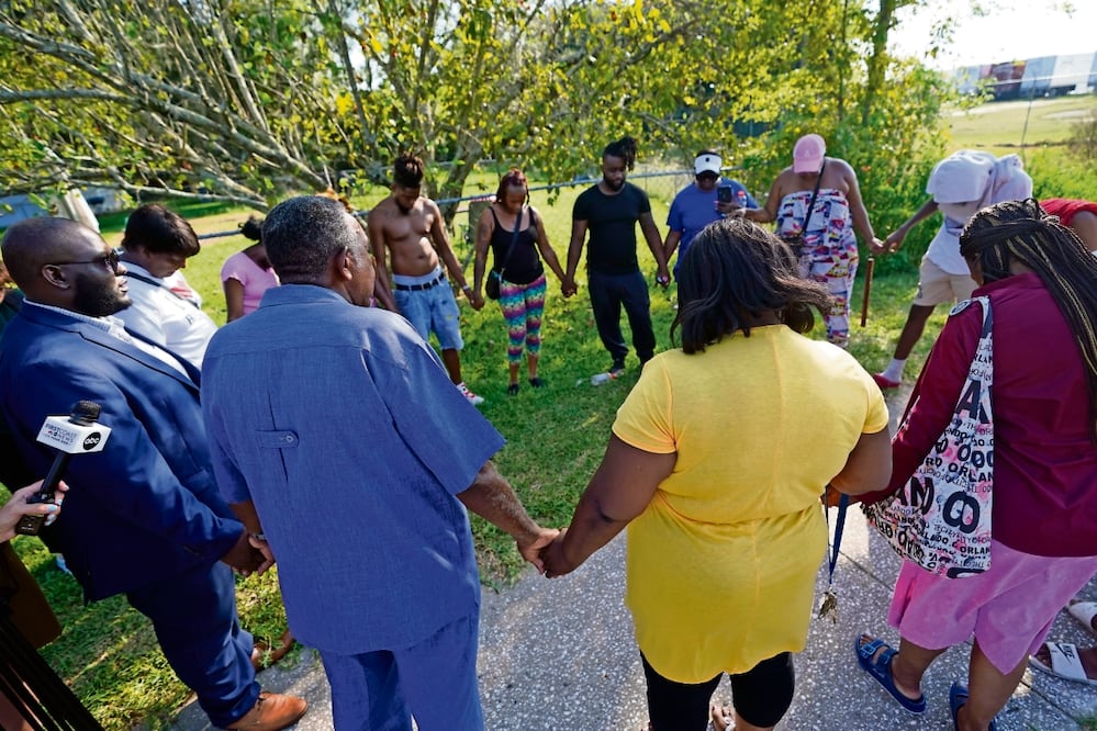 Los residentes se reúnen para orar cerca del lugar de un tiroteo masivo ayer en Jacksonville, Florida. Foto: AP
