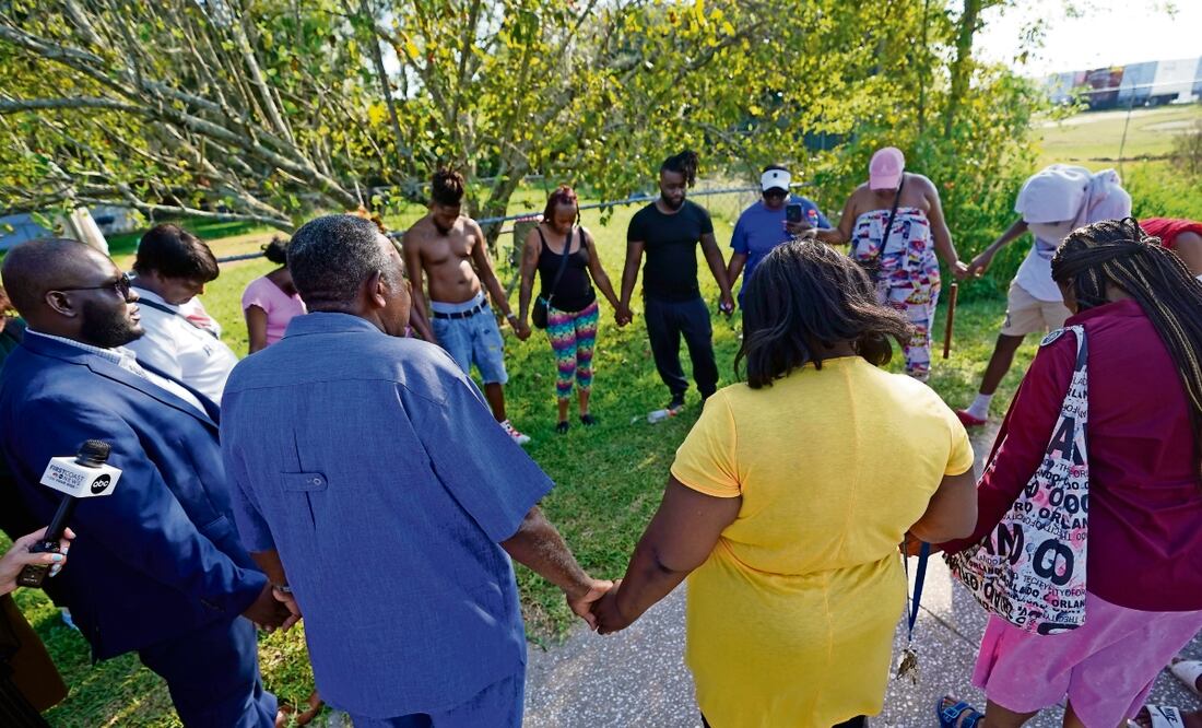 Los residentes se reúnen para orar cerca del lugar de un tiroteo masivo ayer en Jacksonville, Florida. Foto: AP