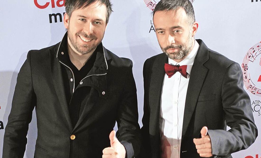 El dueto anfitrión, Camila, a su paso por la alfombra roja