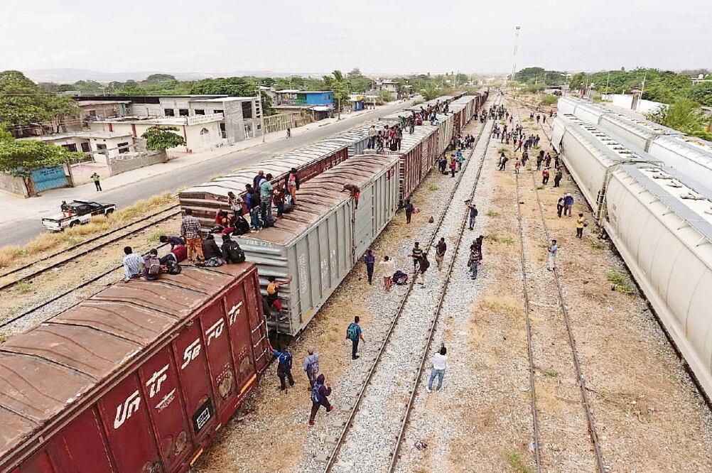 Como pueden hombres y mujeres de todas las edades corren al encuentro de La Bestia, en la que cifran sus esperanzas de encontrar un mejor futuro. Foto: CORTESÍA