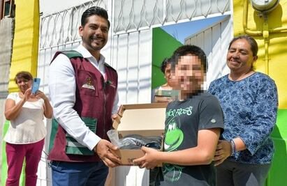 ¡Casa por casa!, gobierno de Neza entrega 50 mil pares de zapatos a niños y niñas del municipio 