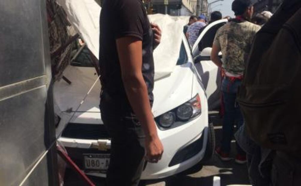 Auto impacta contra puestos ambulantes sobre Balderas