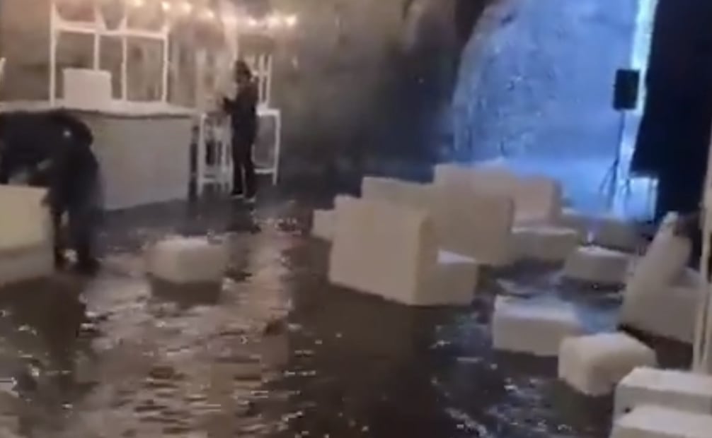 Guanajuato cancela transmisión del partido Mexico vs Inglaterra en la Zona Fest por la tormenta; corriente arrastra mobiliario y puestos.
Foto: Especial.