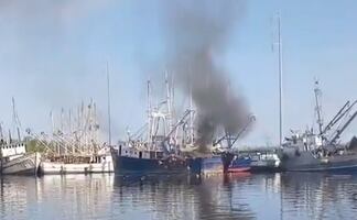 Explosión de barco camaronero deja un muerto en Mazatlán; Protección Civil trabaja para determinar causas del incidente