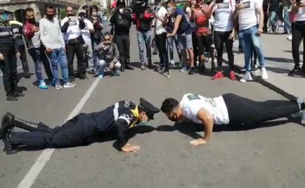 Video. Policía vence a instructor fitness en duelo de lagartijas en la CDMX