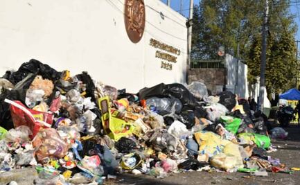 Vecinos padecen por calles "inundadas" de basura en Toluca
