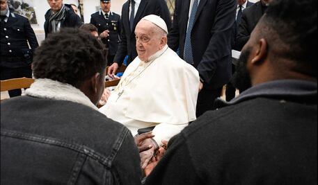 FOTOS: Papa Francisco visitó una cárcel romana por Jueves Santo en medio de su convalecencia