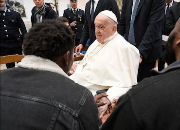 FOTOS: Papa Francisco visitó una cárcel romana por Jueves Santo en medio de su convalecencia