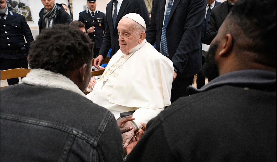 Como es su tradición, el papa Francisco acudió a la cárcel romana Regina Coeli, pese a su convalecencia por sus problemas de salud, para celebrar con algunos presos este Jueves Santo, el 17 de abril de 2025. Foto: AFP