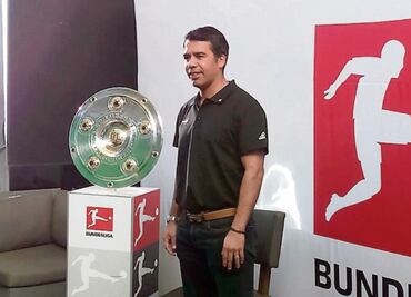 Pavel pide no satanizar las decisiones de Chicharito