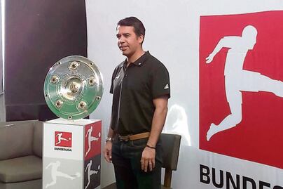 Pavel pide no satanizar las decisiones de Chicharito