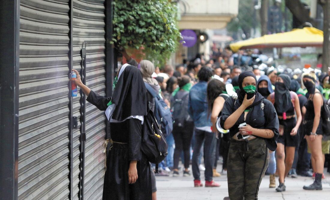 En recientes movilizaciones, como la del 28 de marzo por la despenalización del aborto, algunas manifestantes dañaron espacios públicos y comerciales. Foto: ARCHIVO EL UNIVERSAL