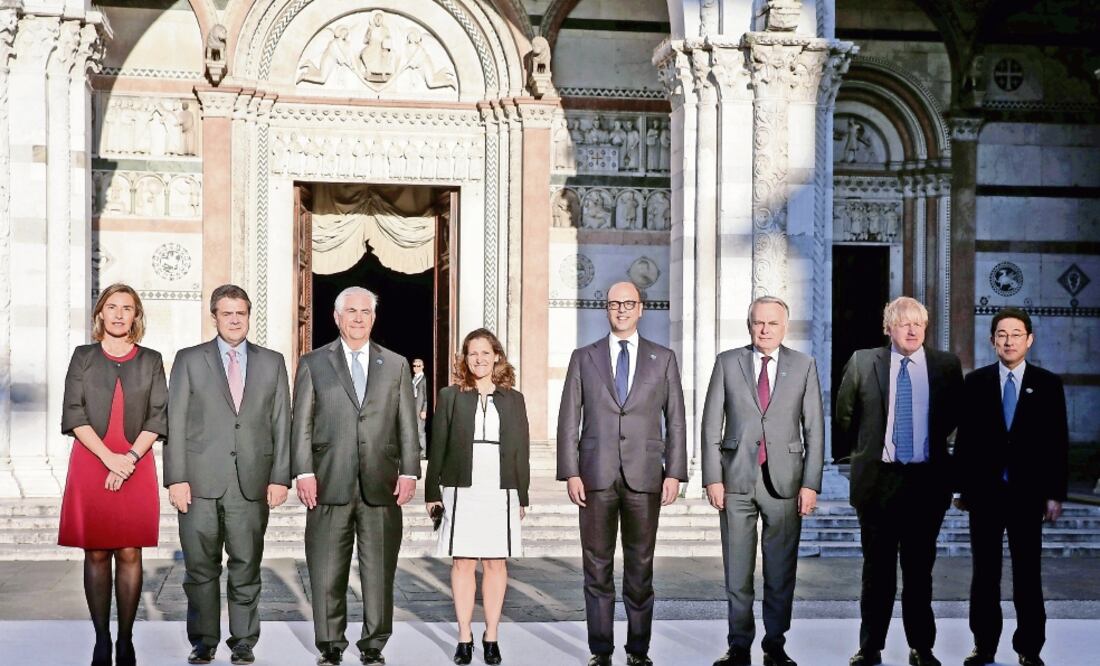 La responsable de la política exterior de la Unión Europea, Federica Mogherini (izq.); el secretario de Estado de EU, Rex Tillerson (tercero de izq. a der.), y ministros de Asuntos Exteriores de varios países. (MAX ROSSI. REUTERS)