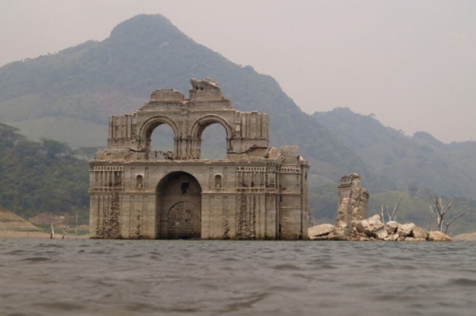 Sequía deja al descubierto convento colonial oculto por presa en Chiapas