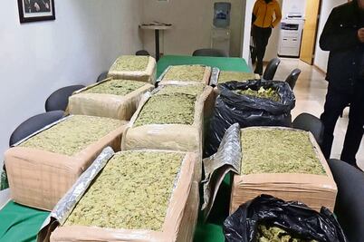 Arrestan a tres presuntamente con 100 kilos de marihuana