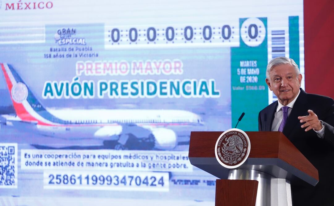 El mandatario Andrés Manuel López Obrador en la presentación de un billete de la lotería con la imagen de la aeronave / FOTO: Berenice Fregoso. EL UNIVERSAL