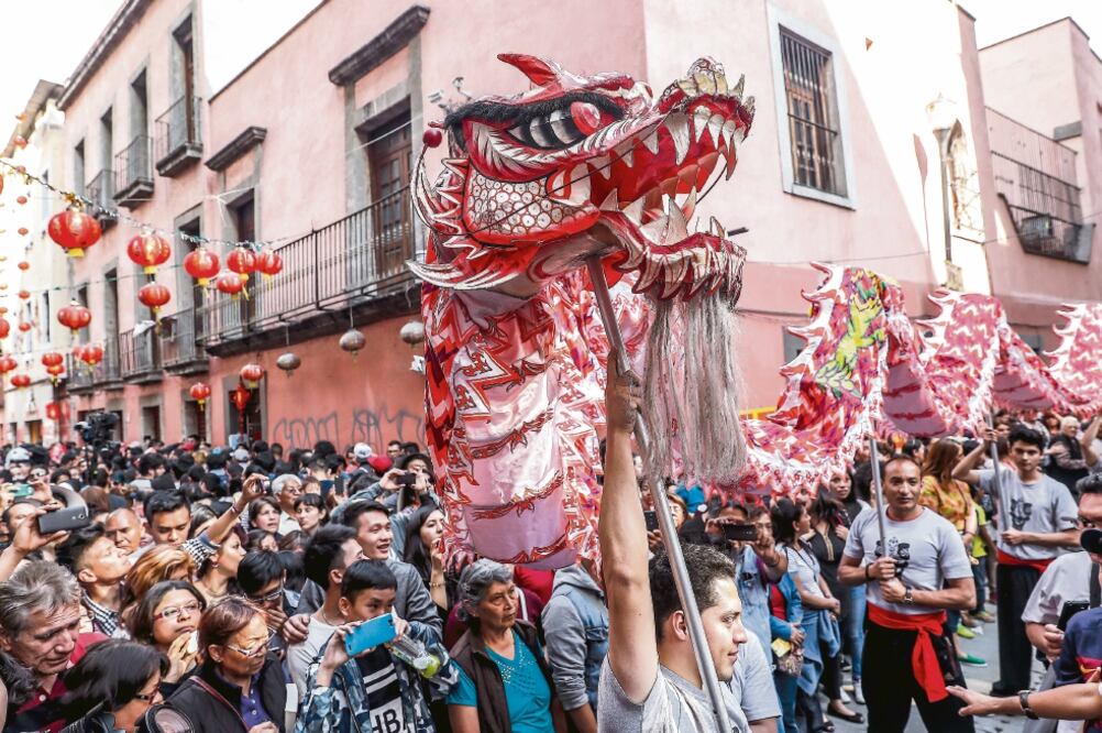 Cientos de personas celebraron el inicio del año 4 mil 715 del calendario chino en la calle Dolores, entre Independencia y Artículo 123, en la colonia Centro (YADÍN XOLALPA. EL UNIVERSAL)