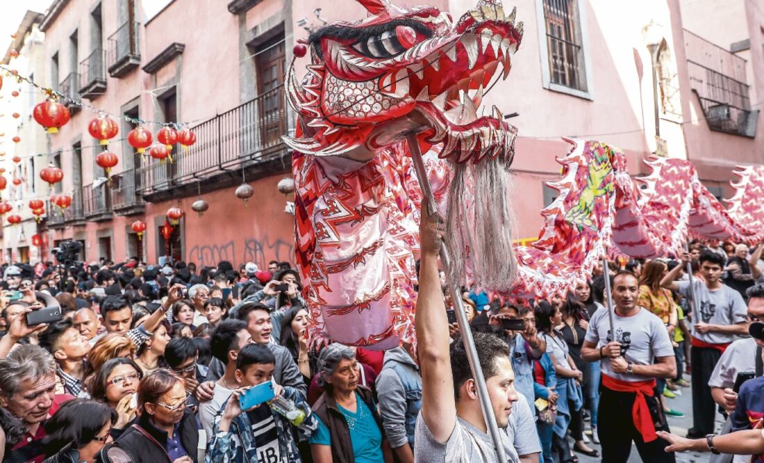 Cientos de personas celebraron el inicio del año 4 mil 715 del calendario chino en la calle Dolores, entre Independencia y Artículo 123, en la colonia Centro (YADÍN XOLALPA. EL UNIVERSAL)
