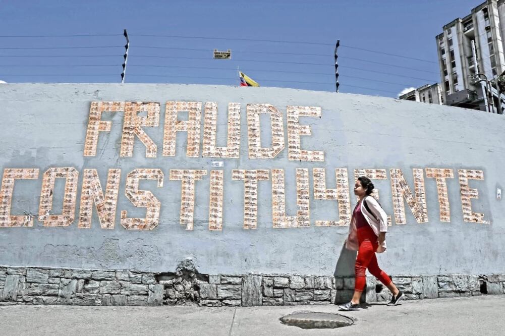 Un mensaje que dice Fraude Constituyente escrito con billetes, en Caracas. El país esperaba en medio de tensión y protestas esporádicas la elección, hoy, de quienes redactarán una nueva Carta Magna. (MIGUEL GUTIÉRREZ. EFE)