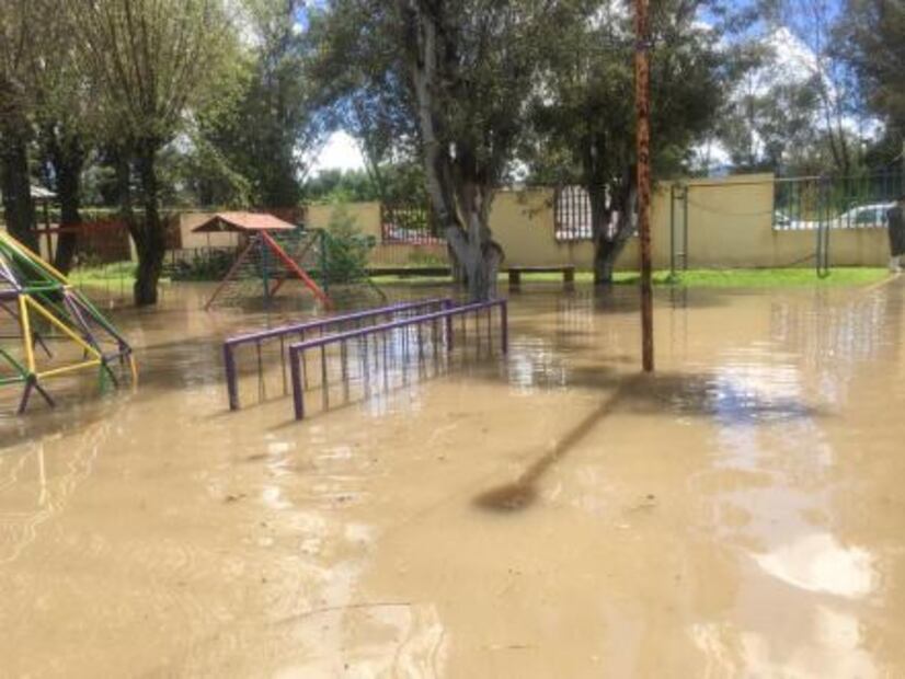 Tromba deja 15 escuelas inundadas en Morelia