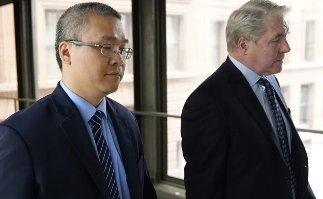 El expolicía de Minneapolis Tou Thao, a la izquierda, y su abogado, Robert Paule, llegan corte el 27 de julio de 2022, en St. Paul, Minnesota. Foto: AP