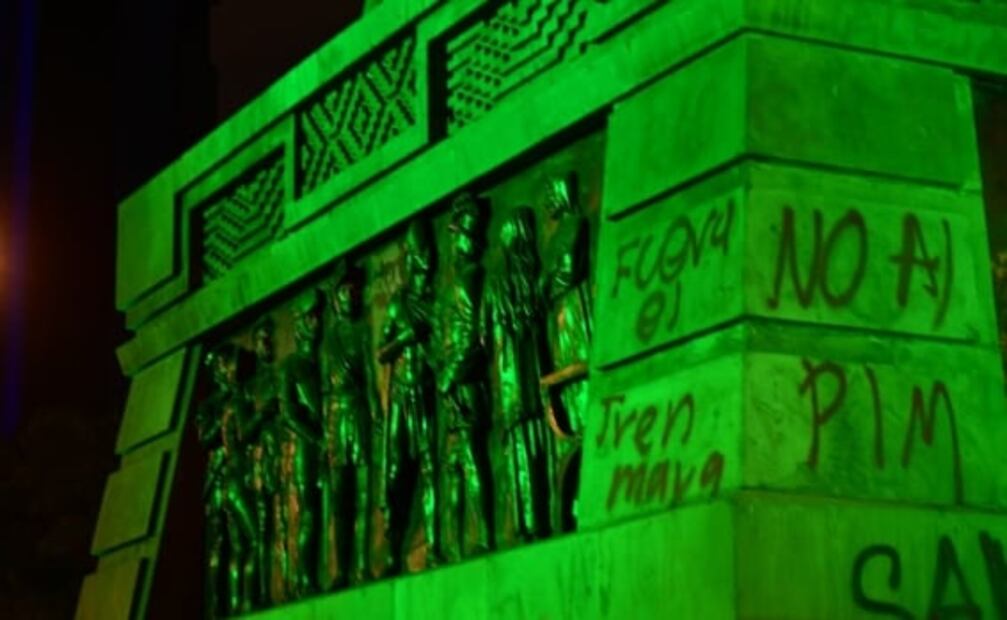 Vandalizan el monumento a Cuauhtémoc; pintan a conquistadores de rosa