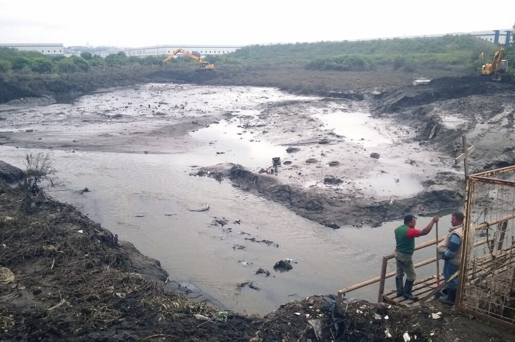 Preve nción. Autoridades detallaron que se supervisa la presa las 24 horas del día, aunque ahora esté en nivel cero y en desfogue de agua. (JUAN MANUEL BARRERA. EL UNIVERSAL)