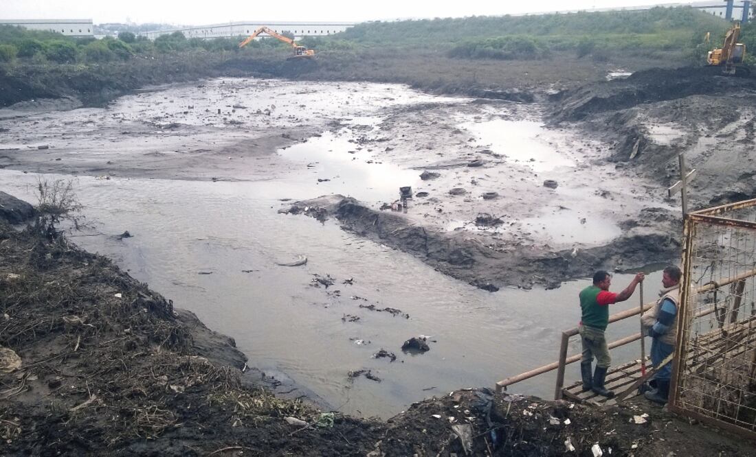 Preve nción. Autoridades detallaron que se supervisa la presa las 24 horas del día, aunque ahora esté en nivel cero y en desfogue de agua. (JUAN MANUEL BARRERA. EL UNIVERSAL)