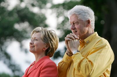 Los Clinton "no olvidarán" favores políticos, apunta filtración