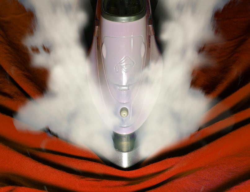 El agua destilada logrará destapar y limpiar las salidas del vapor. Foto: Unsplash