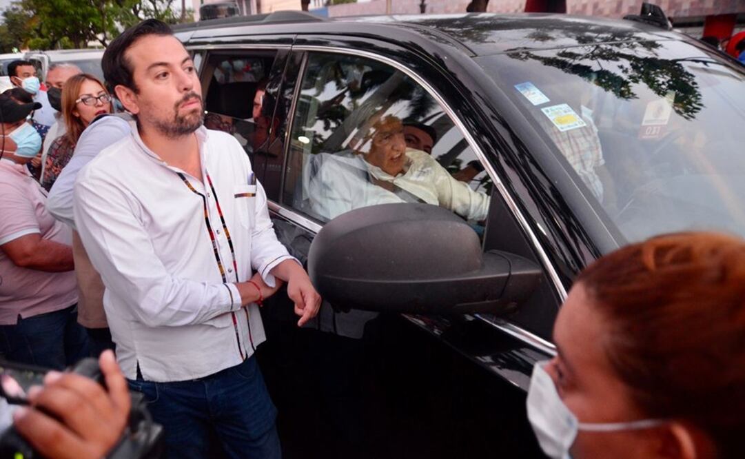 "Decía Juárez, nada por la fuerza todo por la razón y el derecho, un abrazo afectuoso a todos", expresó desde su camioneta. Foto: Jacob García 