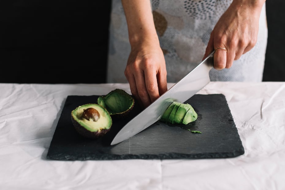 Un aguacate bien cortado conserva mejor su textura cremosa y su sabor característico. Foto: Freepik