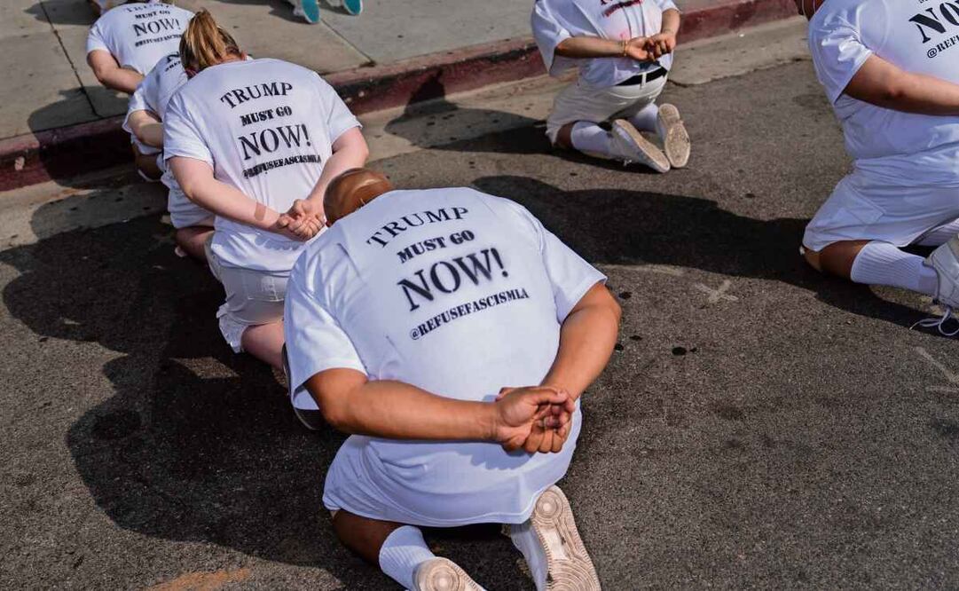 Manifestantes durante una protesta en contra de la detención de migrantes, frente a un edificio federal en Los Ángeles. Foto: Jae C. Hong / AP