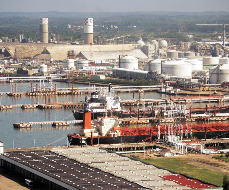 La propuesta del Ejecutivo pretende otorgar facultades a autoridades del sector energético para que suspendan cualquier permiso otorgado, sobre todo a particulares que participan en la cadena de producción de hidrocarburos. Foto: ARCHIVO EL UNIVERSAL 