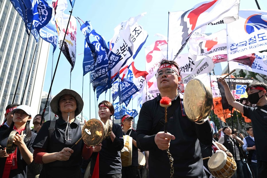 Grupos sindicales y activistas laborales portan banderas durante una manifestación con motivo del Día del Trabajo en Seúl, el 1 de mayo de 2026, para exigir mejores condiciones y derechos laborales. Foto: AFP