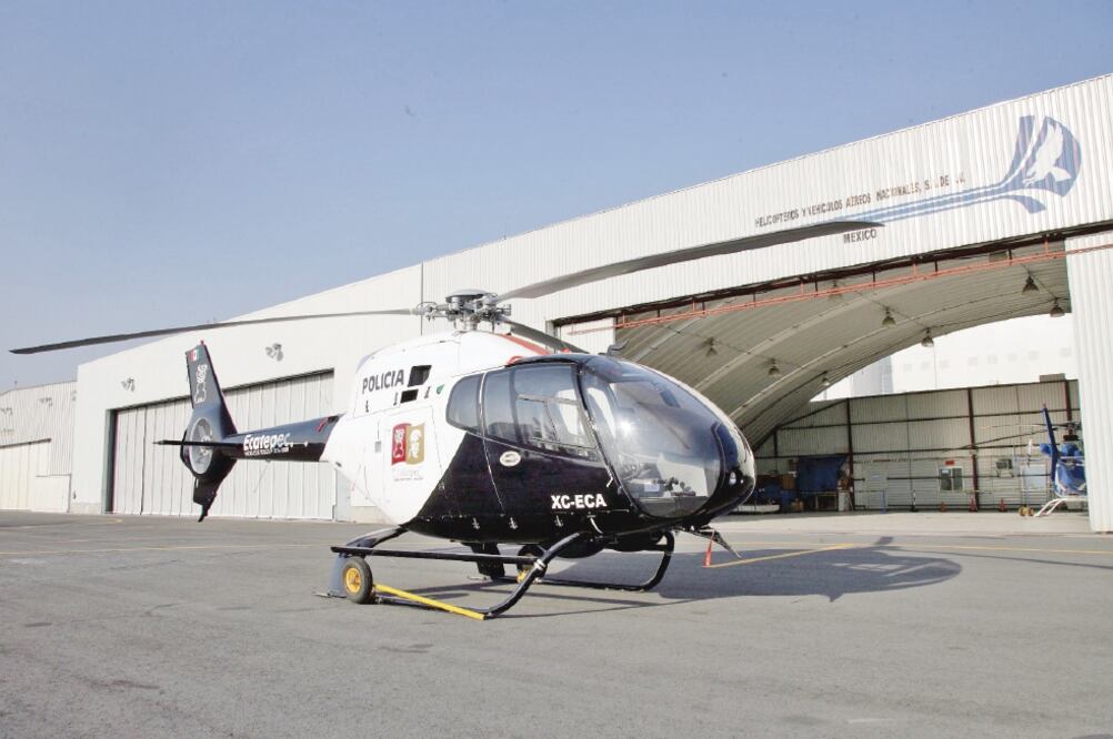 El Colibrí, helicóptero del ayuntamiento de Querétaro que desde 2016 no realiza patrullajes debido a un supuesto mantenimiento, fue encontrado por el alcalde morenista electo de Ecatepec, Fernando Vilchis. (EMILIO FERNÁNDEZ. EL UNIVERSAL)