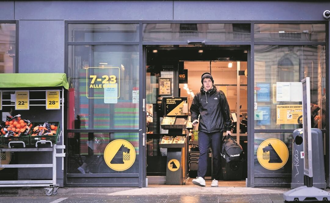 Un danés sale de un supermercado, en Copenhague. El país eliminó la mayoría de sus restricciones sanitarias por el Covid-19. Foto: LISELOTTE SABROE/ EFE